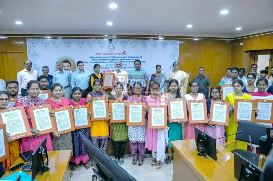 இந்து சமய அறநிலையத்துறையில் சுருக்கெழுத்து தட்டச்சர் பணி நியமன ஆணைகளை அமைச்சர் சேகர்பாபு வழங்கினார்.